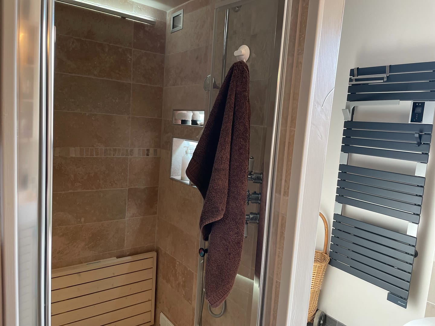 Salle de bain avec douche et sèche-serviettes électrique