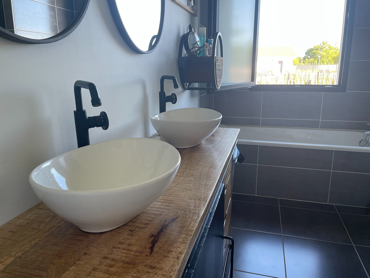 Salle de bain moderne avec vasques design et robinets noirs