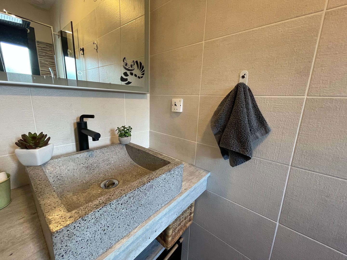 Salle de bain moderne avec évier en béton