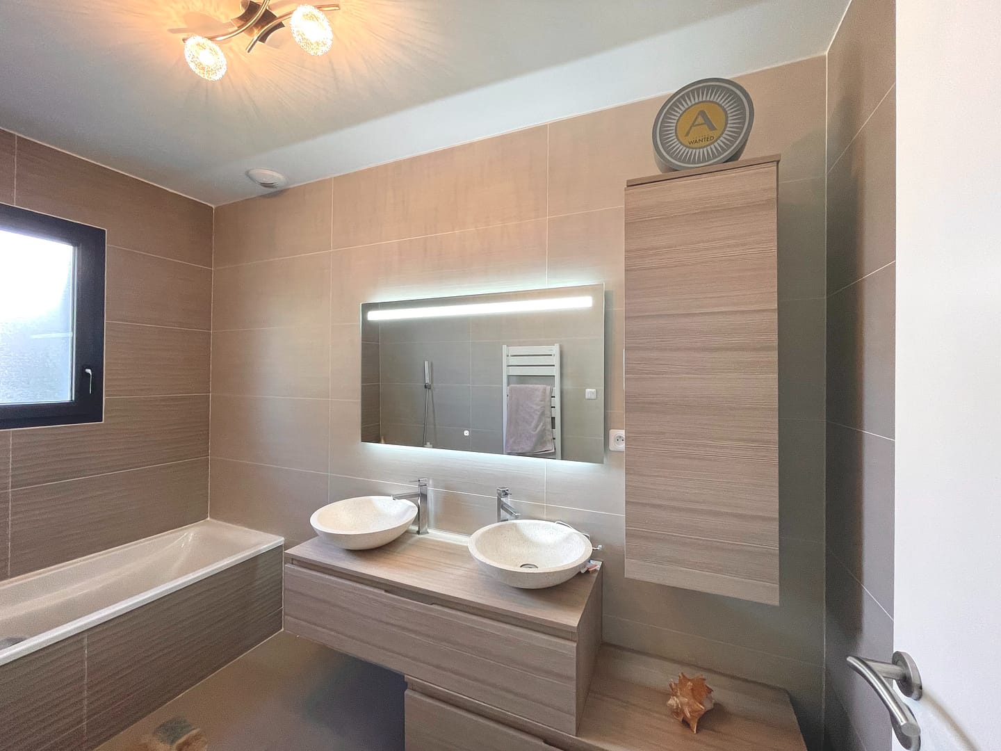 Salle de bain moderne avec baignoire et vasques design