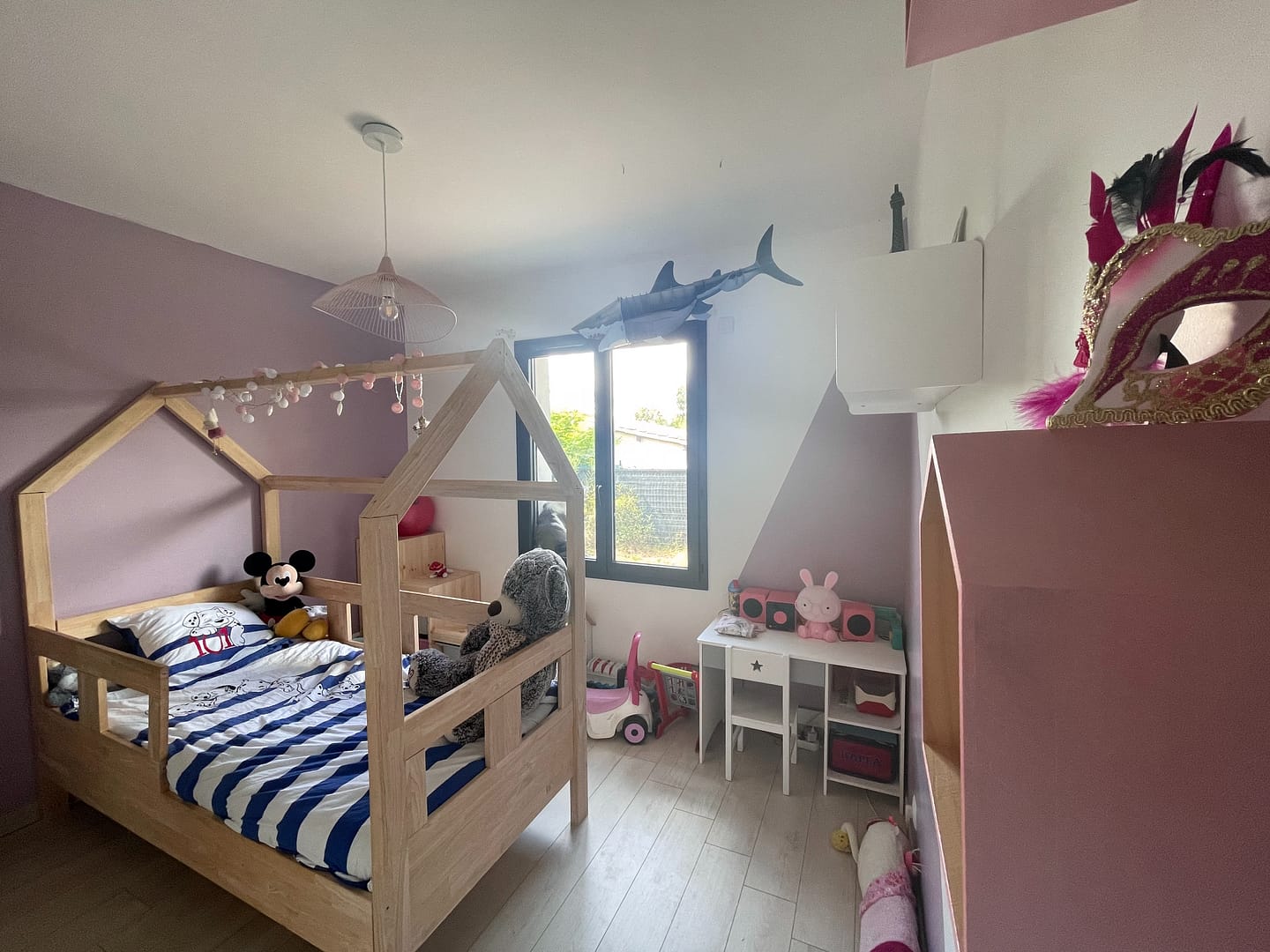 Chambre enfant colorée avec lit cabane, jouets
