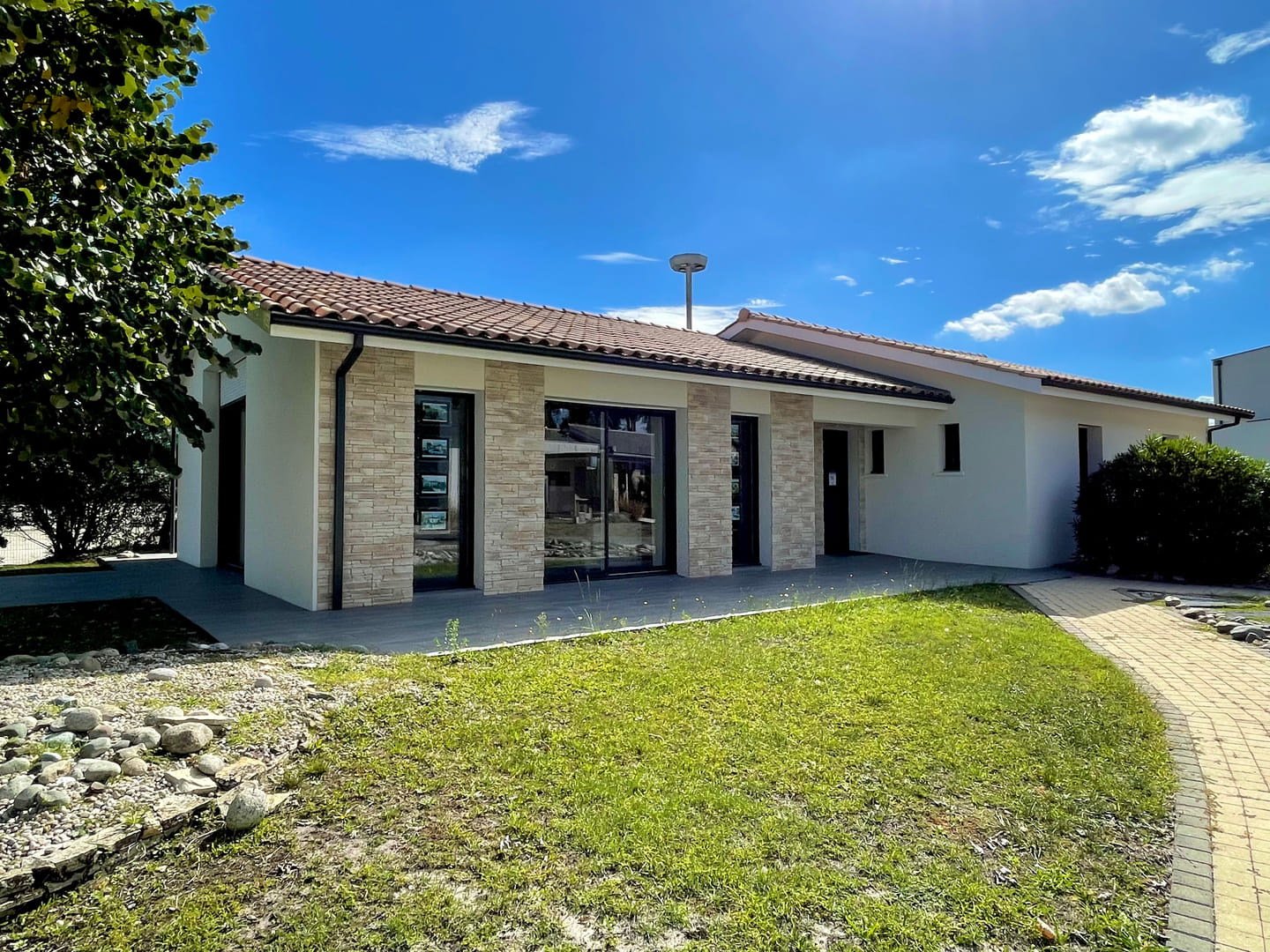 Maison moderne élégante jardin ensoleillé extérieur spacieux