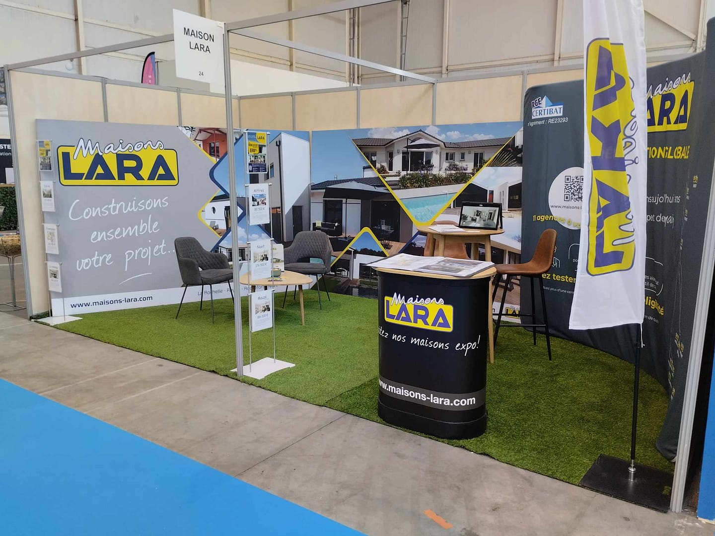 Stand Maisons LARA exposition construction projet immobilier niort