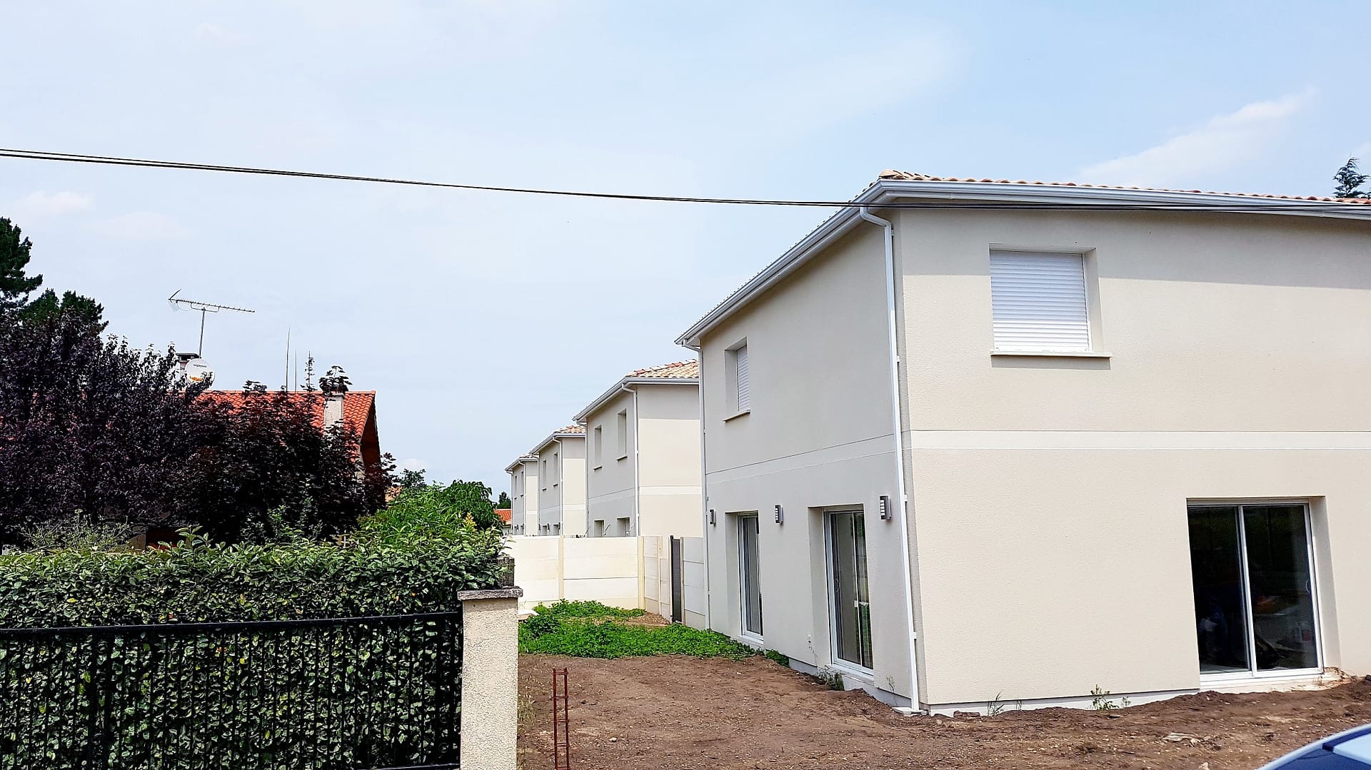 Maisons neuves modernes résidentielles