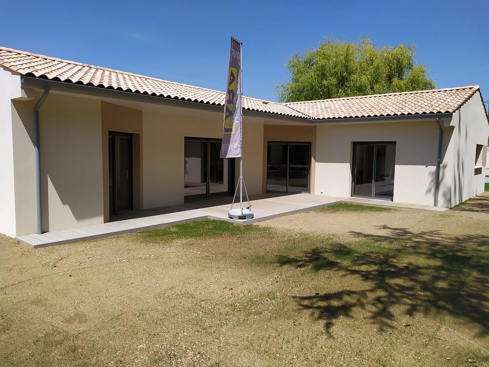 Maison moderne neuve avec jardin et terrasse ensoleillée