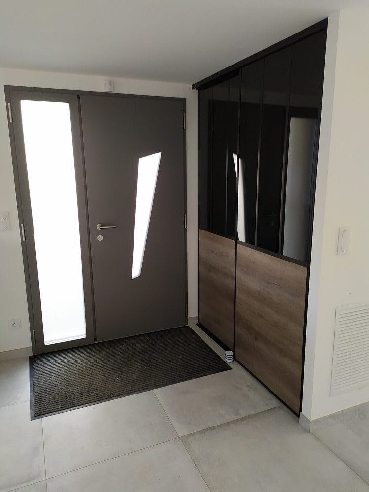 Entrée moderne avec porte design et armoire