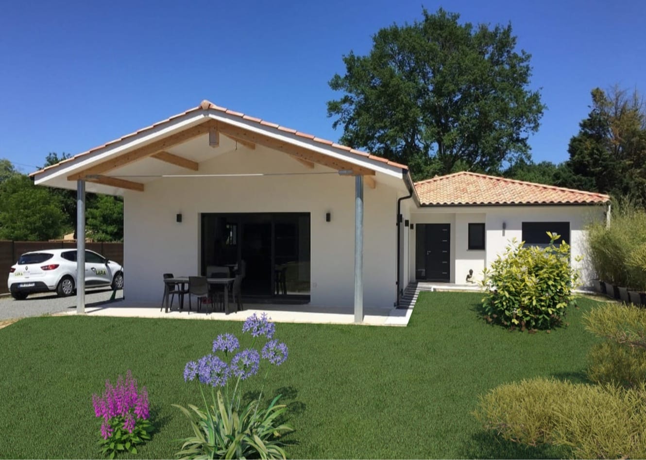 Maison moderne avec jardin spacieux et terrasse ensoleillée