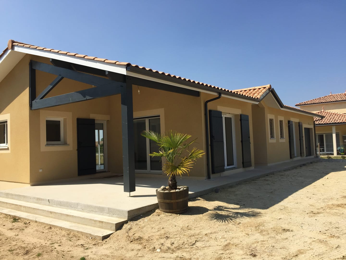 Villa moderne ensoleillée avec terrasse spacieuse et jardin accueillant